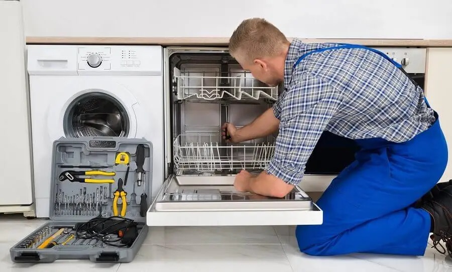 Sapanca Termoteknik servisi teknisyen ekibi beyaz eşya tamiri yaparken